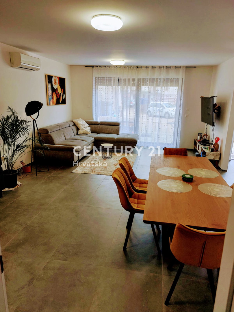 ISTRA, FUNTANA, PRODAJA LEPEGA TROSOBNEGA STANOVANJA V PRIZEMLJU