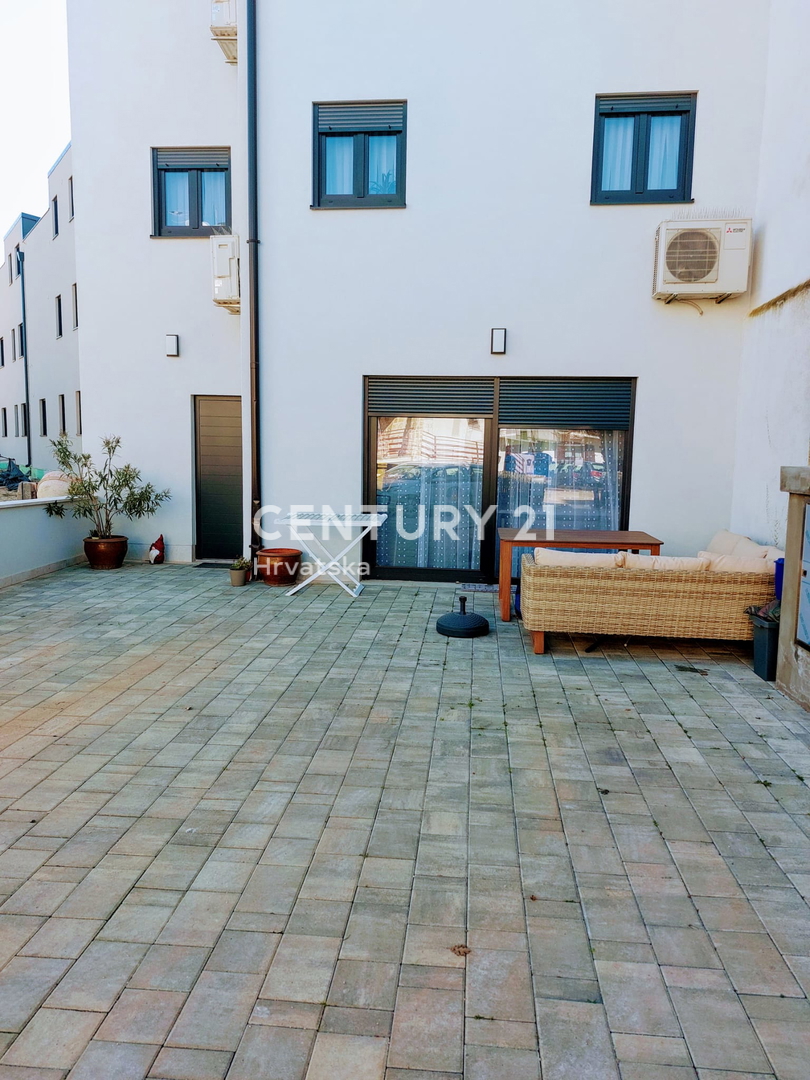 ISTRA, FUNTANA, PRODAJA LEPEGA TROSOBNEGA STANOVANJA V PRIZEMLJU