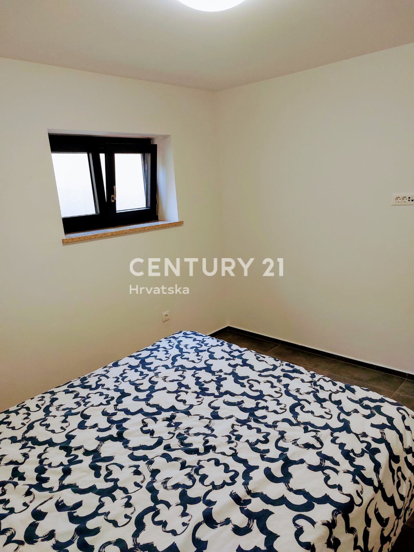 ISTRA, FUNTANA, PRODAJA LEPEGA TROSOBNEGA STANOVANJA V PRIZEMLJU