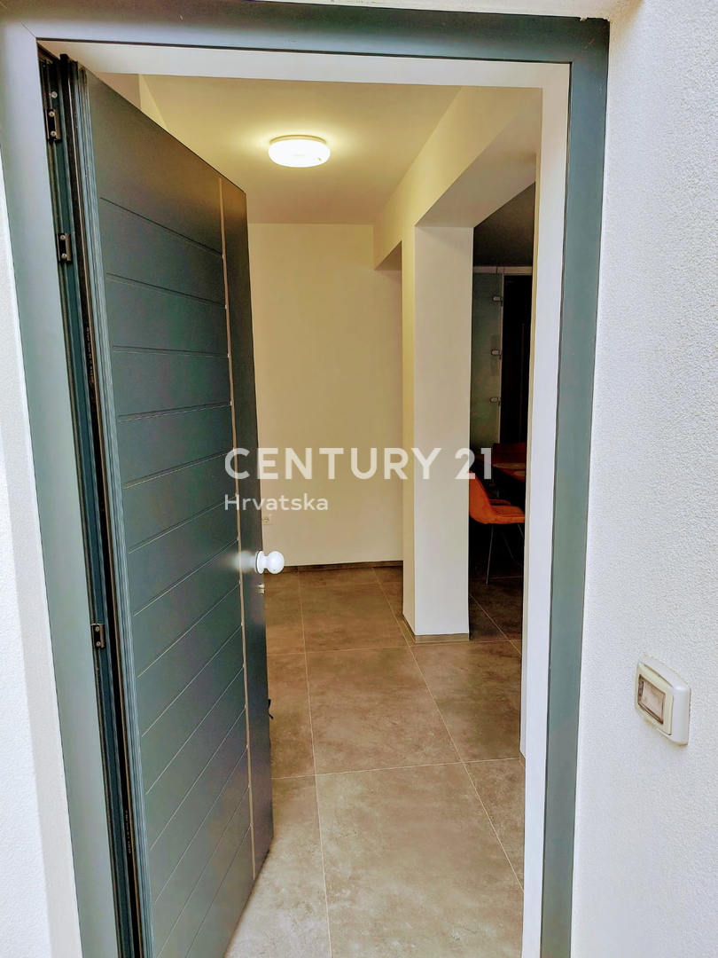 ISTRA, FUNTANA, PRODAJA LEPEGA TROSOBNEGA STANOVANJA V PRIZEMLJU