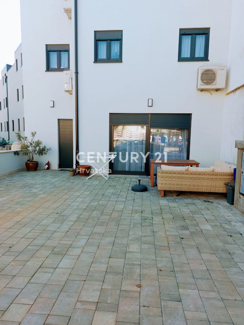 ISTRA, FUNTANA, PRODAJA LEPEGA TROSOBNEGA STANOVANJA V PRIZEMLJU