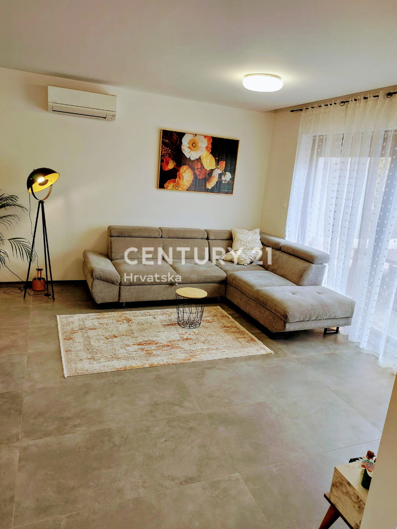 ISTRA, FUNTANA, PRODAJA LEPEGA TROSOBNEGA STANOVANJA V PRIZEMLJU