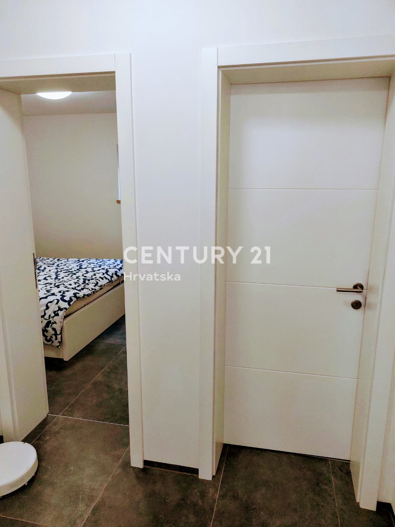 ISTRA, FUNTANA, PRODAJA LEPEGA TROSOBNEGA STANOVANJA V PRIZEMLJU