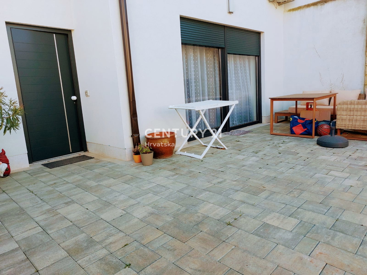 ISTRA, FUNTANA, PRODAJA LEPEGA TROSOBNEGA STANOVANJA V PRIZEMLJU