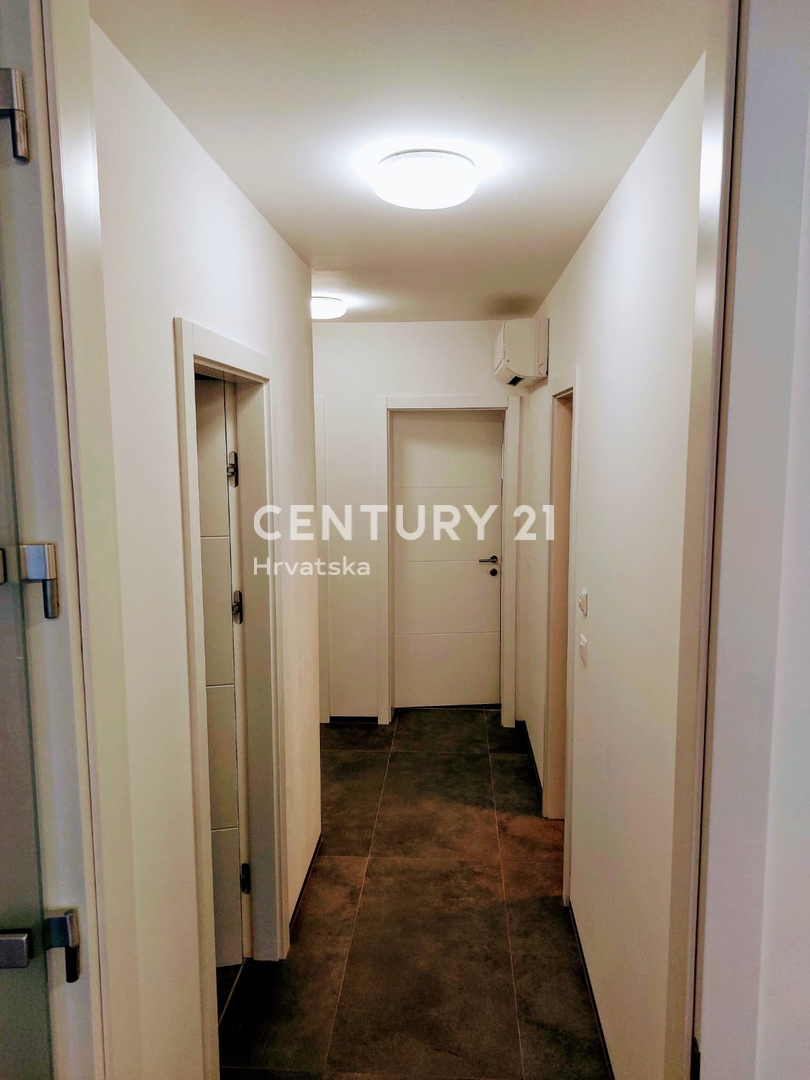 ISTRA, FUNTANA, PRODAJA LEPEGA TROSOBNEGA STANOVANJA V PRIZEMLJU