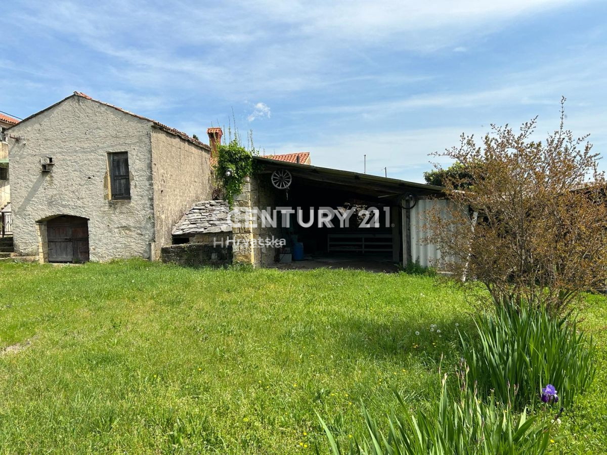 BUJE, MOMJAN, OKOLICA, SAMOSTOJEČA KAMNITA HIŠA