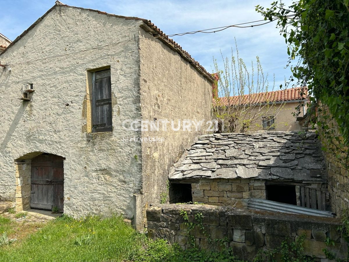 BUJE, MOMJAN, OKOLICA, SAMOSTOJEČA KAMNITA HIŠA