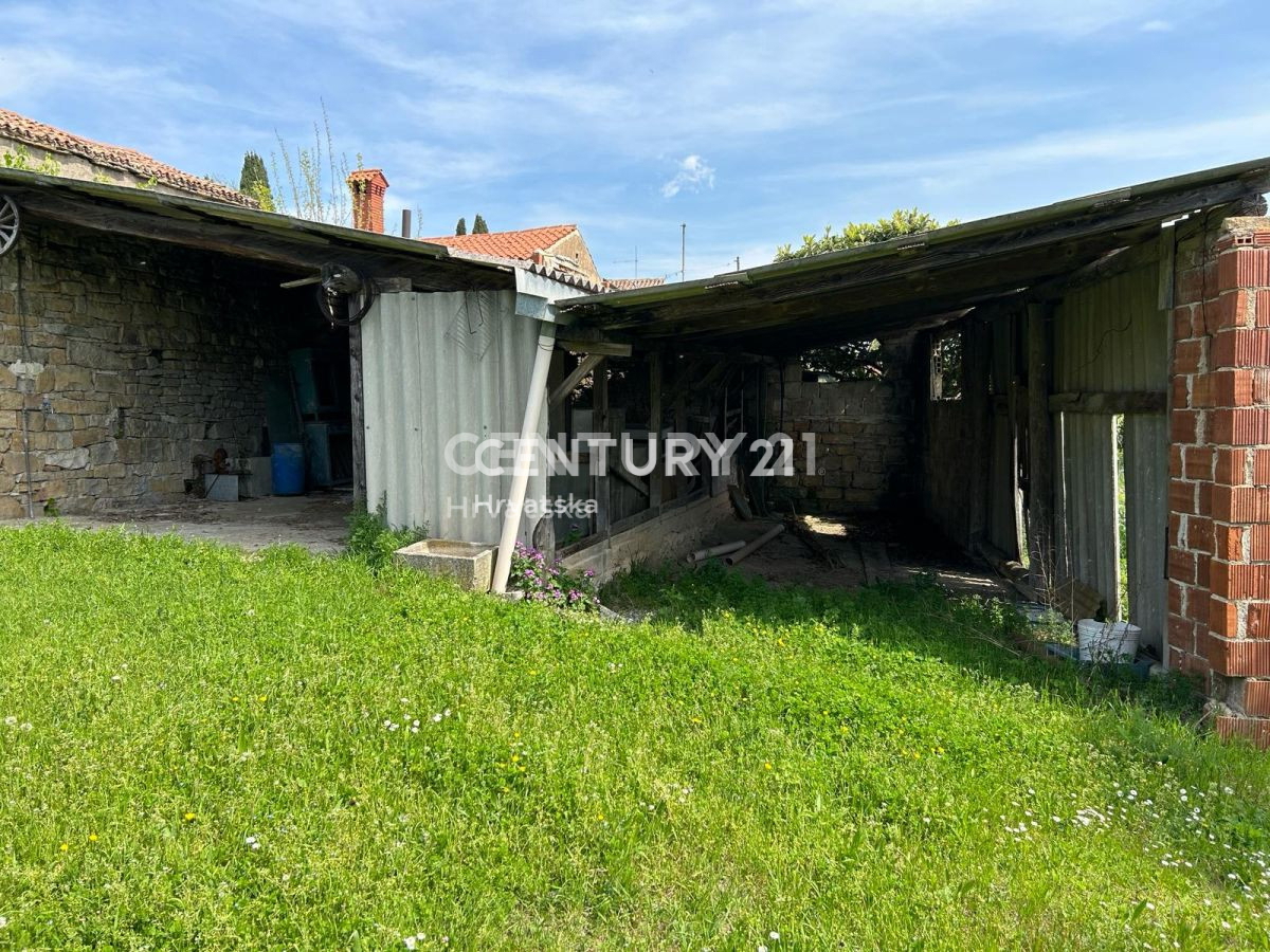 BUJE, MOMJAN, OKOLICA, SAMOSTOJEČA KAMNITA HIŠA