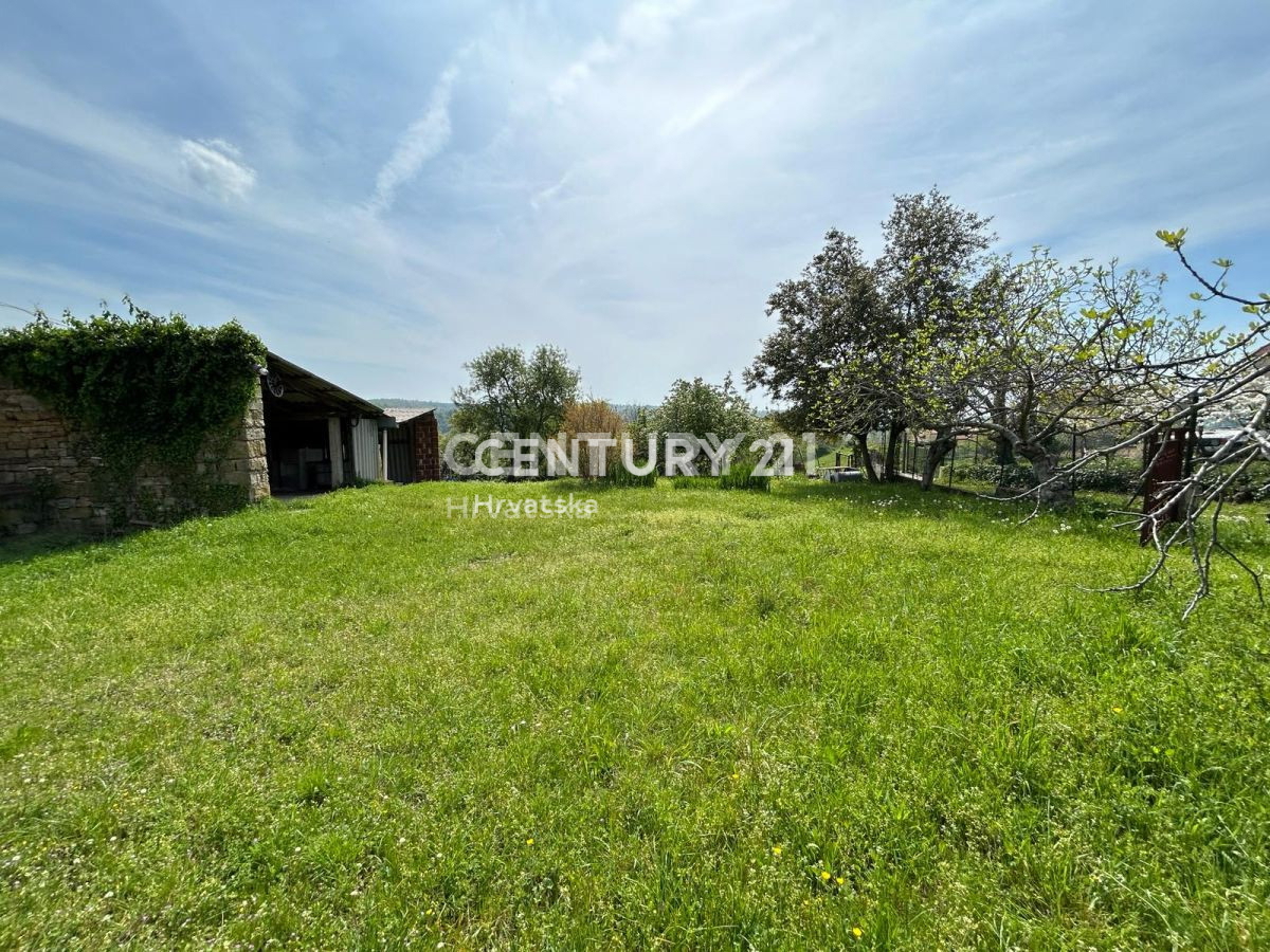 BUJE, MOMJAN, OKOLICA, SAMOSTOJEČA KAMNITA HIŠA