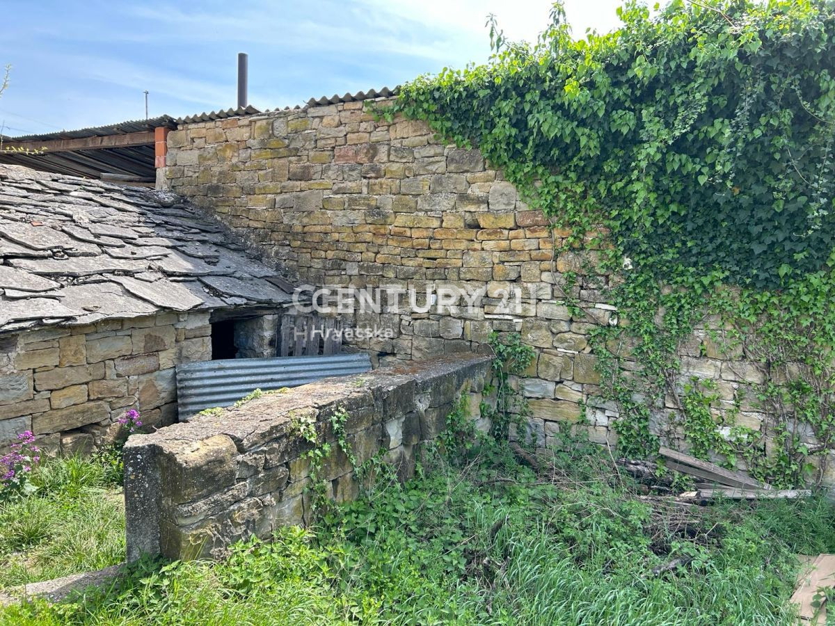 BUJE, MOMJAN, OKOLICA, SAMOSTOJEČA KAMNITA HIŠA