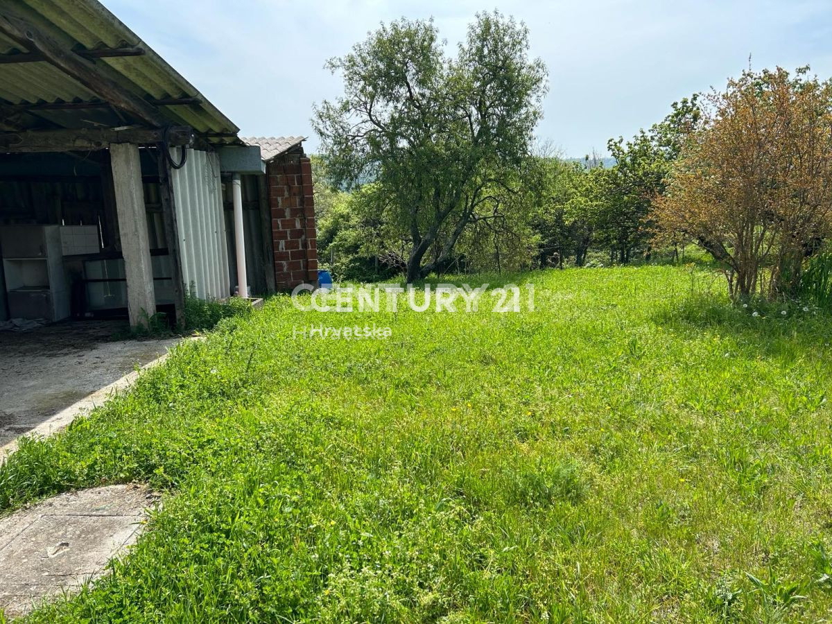 BUJE, MOMJAN, OKOLICA, SAMOSTOJEČA KAMNITA HIŠA