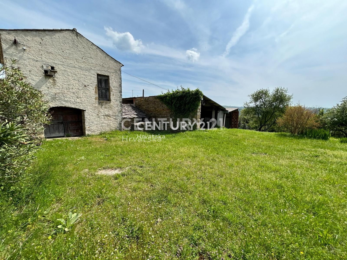 BUJE, MOMJAN, OKOLICA, SAMOSTOJEČA KAMNITA HIŠA