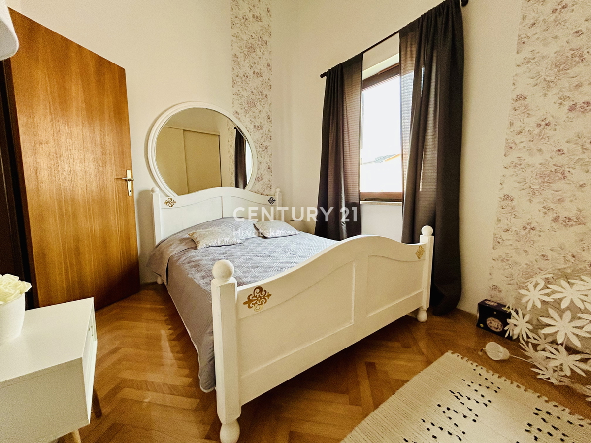 POREČ, DVOSOBNO STANOVANJE NA VRHUNSKI LOKACIJI Z RAZGLEDOM NA MORJE