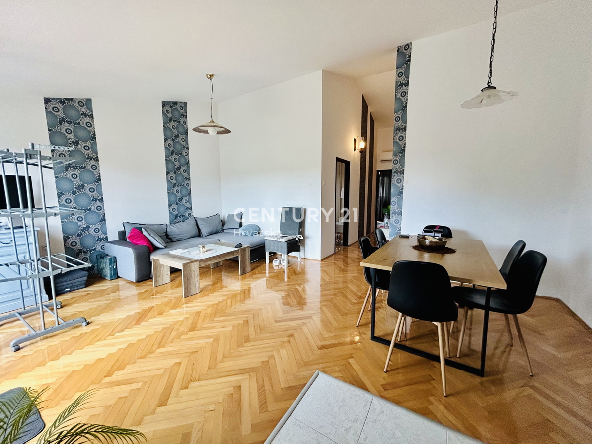 POREČ, DVOSOBNO STANOVANJE NA VRHUNSKI LOKACIJI Z RAZGLEDOM NA MORJE