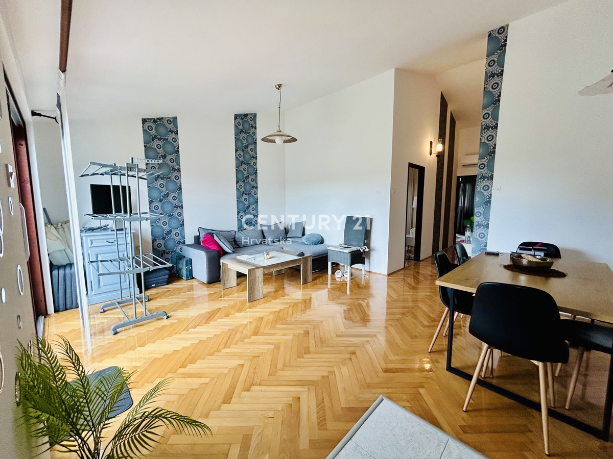 POREČ, DVOSOBNO STANOVANJE NA VRHUNSKI LOKACIJI Z RAZGLEDOM NA MORJE