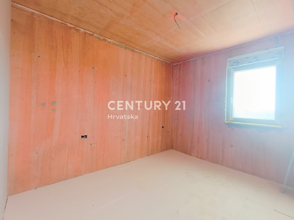 POREČ, PRODAJA SE DVOSOBNO STANOVANJE V DRUGEM NADSTROPJU Z RAZGLEDOM NA MORJE, 1500 M OD MORJA, NOVOGRADNJA