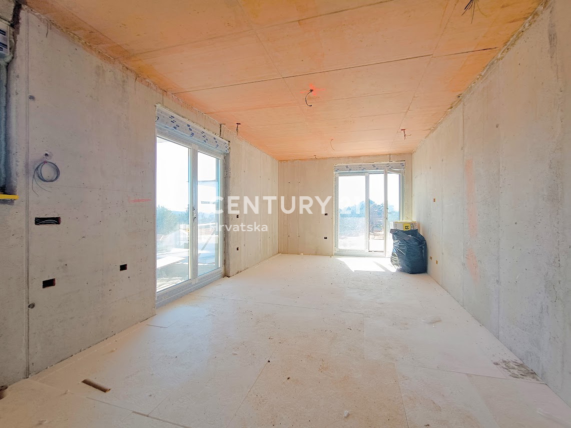 POREČ, PRODAJA SE DVOSOBNO STANOVANJE V DRUGEM NADSTROPJU Z RAZGLEDOM NA MORJE, 1500 M OD MORJA, NOVOGRADNJA