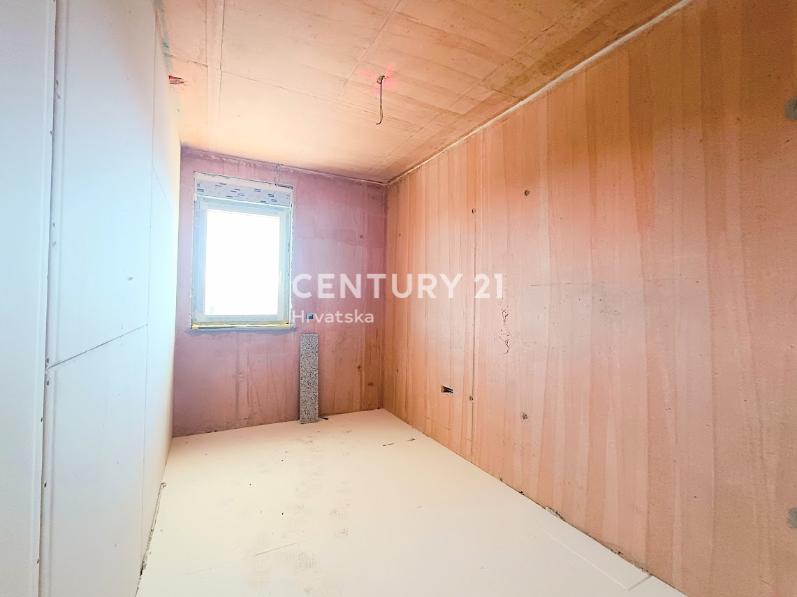 POREČ, PRODAJA SE DVOSOBNO STANOVANJE V DRUGEM NADSTROPJU Z RAZGLEDOM NA MORJE, 1500 M OD MORJA, NOVOGRADNJA