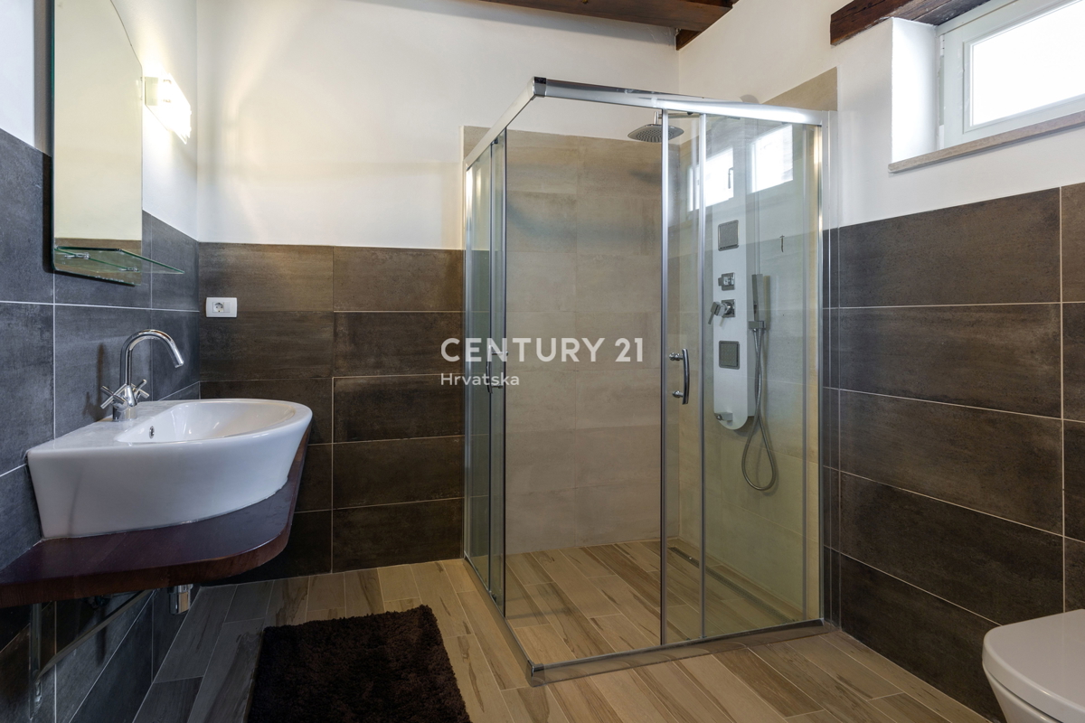 POREČ, KAMENA HIŠA S ČUDOVITO OKOLICO