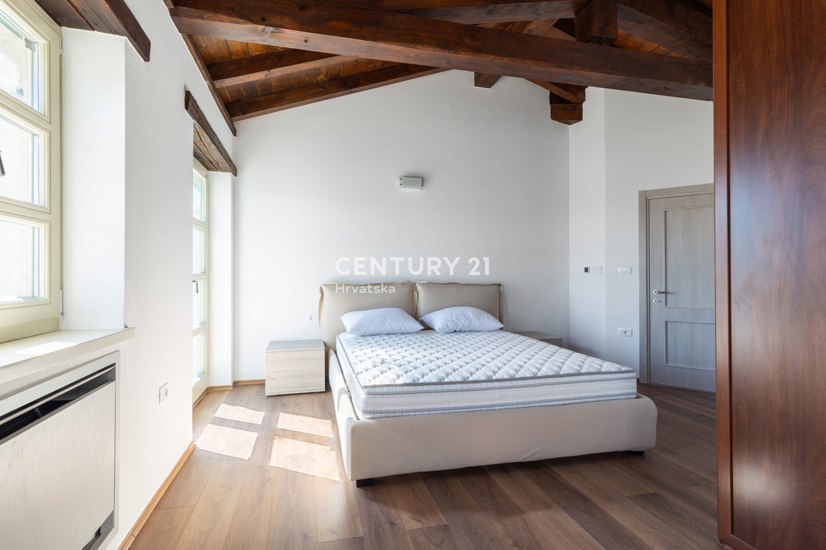 POREČ, KAMENA HIŠA S ČUDOVITO OKOLICO