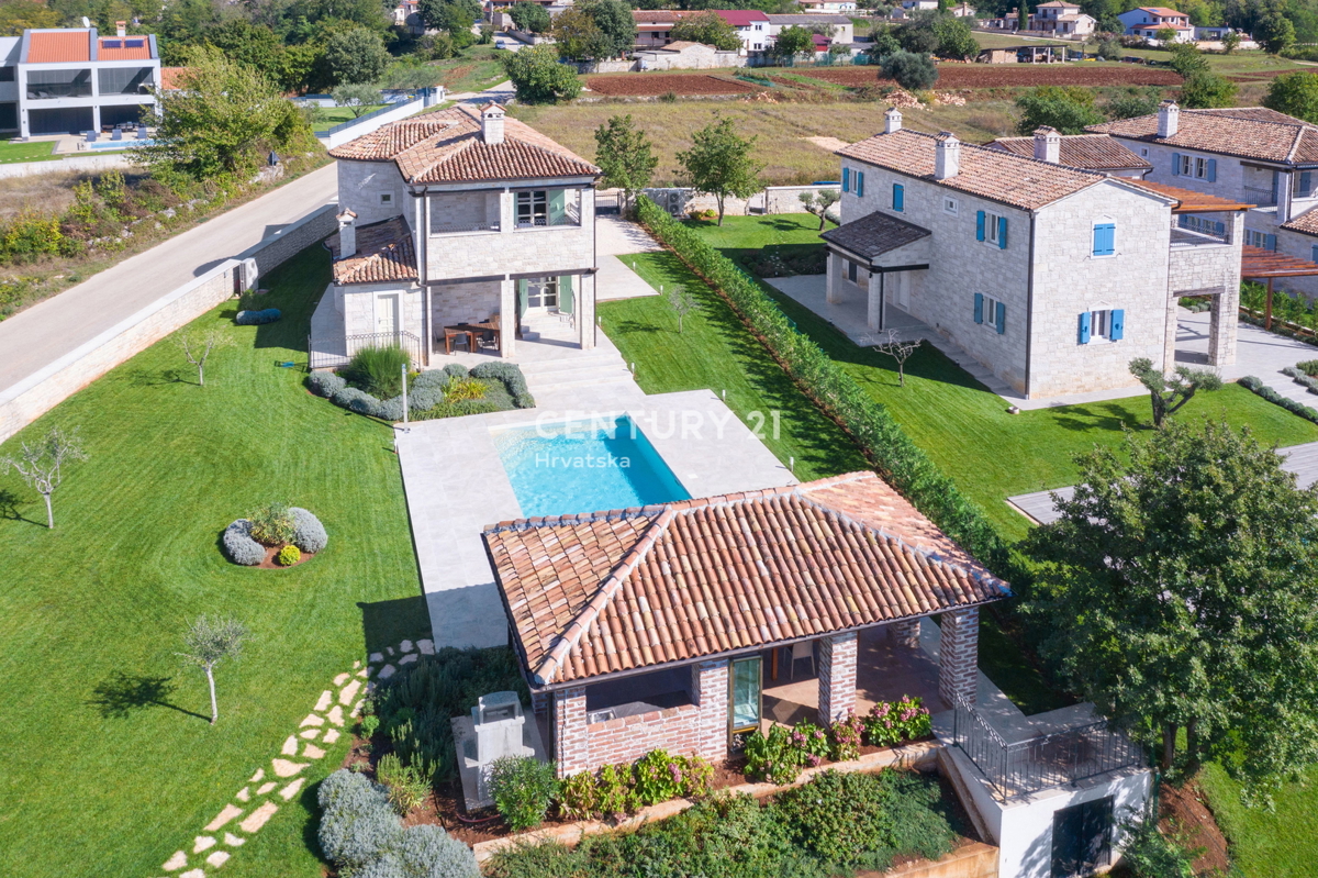 POREČ, KAMENA HIŠA S ČUDOVITO OKOLICO