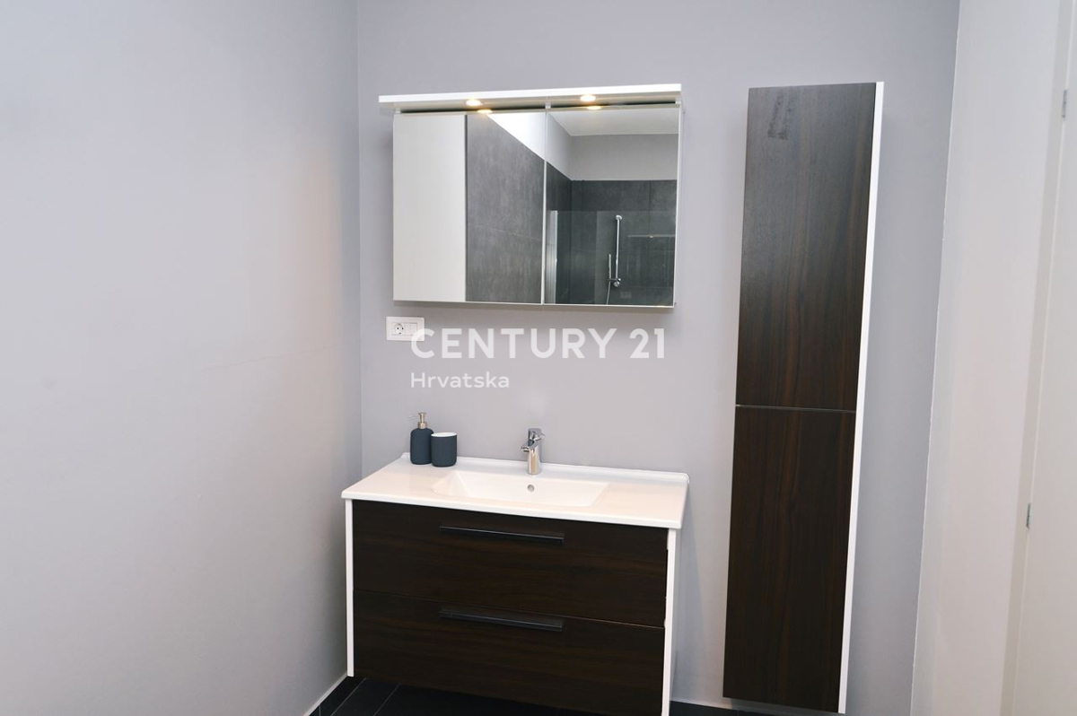 OPATIJA, LOVRAN, STANOVANJE S POGLEDOM NA MORJE, 100 M OD PLAŽE IN 800 M OD STAREGA DELA MESTA