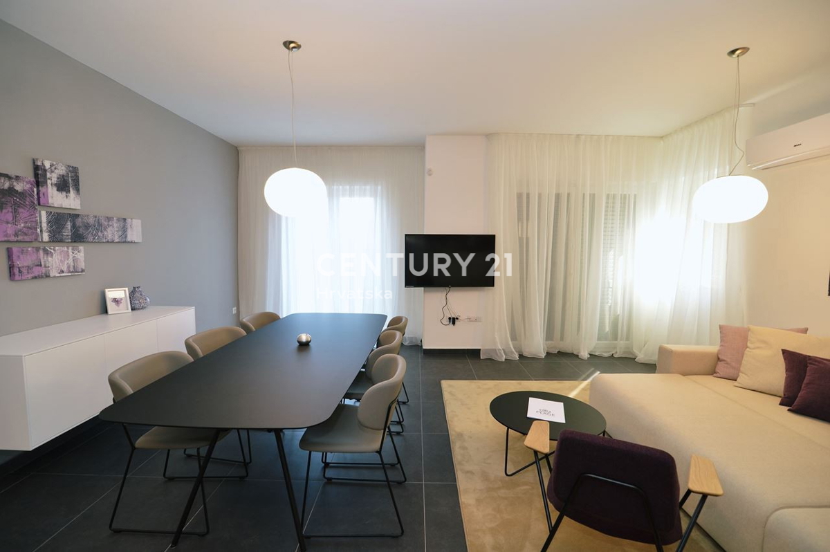 OPATIJA, LOVRAN, STANOVANJE S POGLEDOM NA MORJE, 100 M OD PLAŽE IN 800 M OD STAREGA DELA MESTA