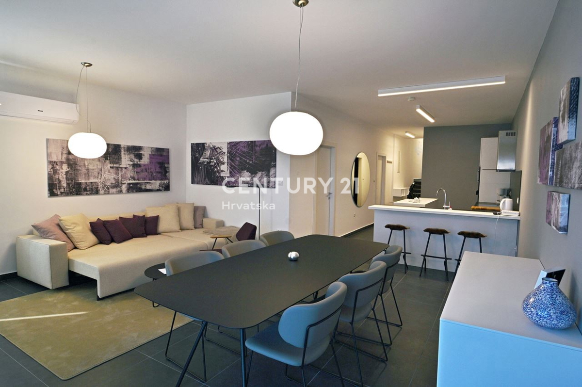 OPATIJA, LOVRAN, STANOVANJE S POGLEDOM NA MORJE, 100 M OD PLAŽE IN 800 M OD STAREGA DELA MESTA