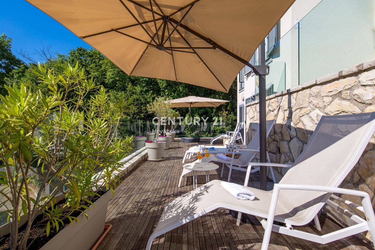 OPATIJA, LOVRAN, STANOVANJE S POGLEDOM NA MORJE, 100 M OD PLAŽE IN 800 M OD STAREGA DELA MESTA