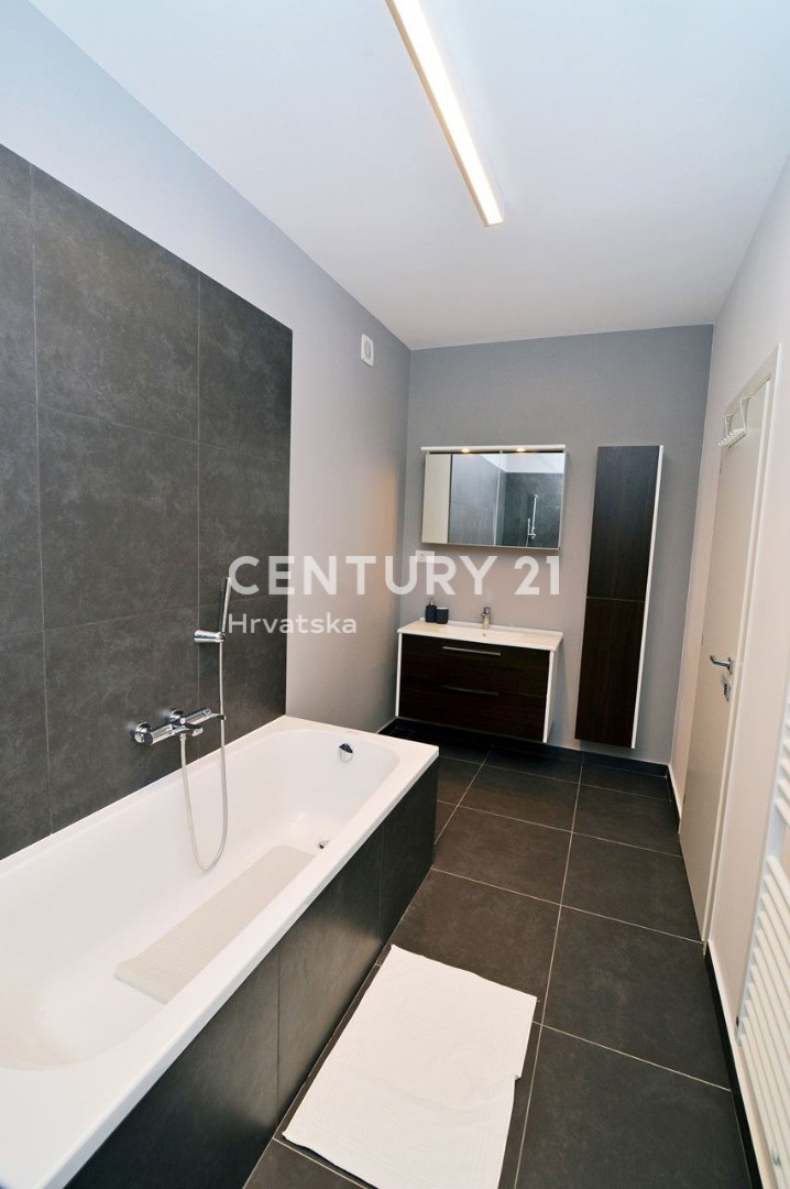 OPATIJA, LOVRAN, STANOVANJE S POGLEDOM NA MORJE, 100 M OD PLAŽE IN 800 M OD STAREGA DELA MESTA