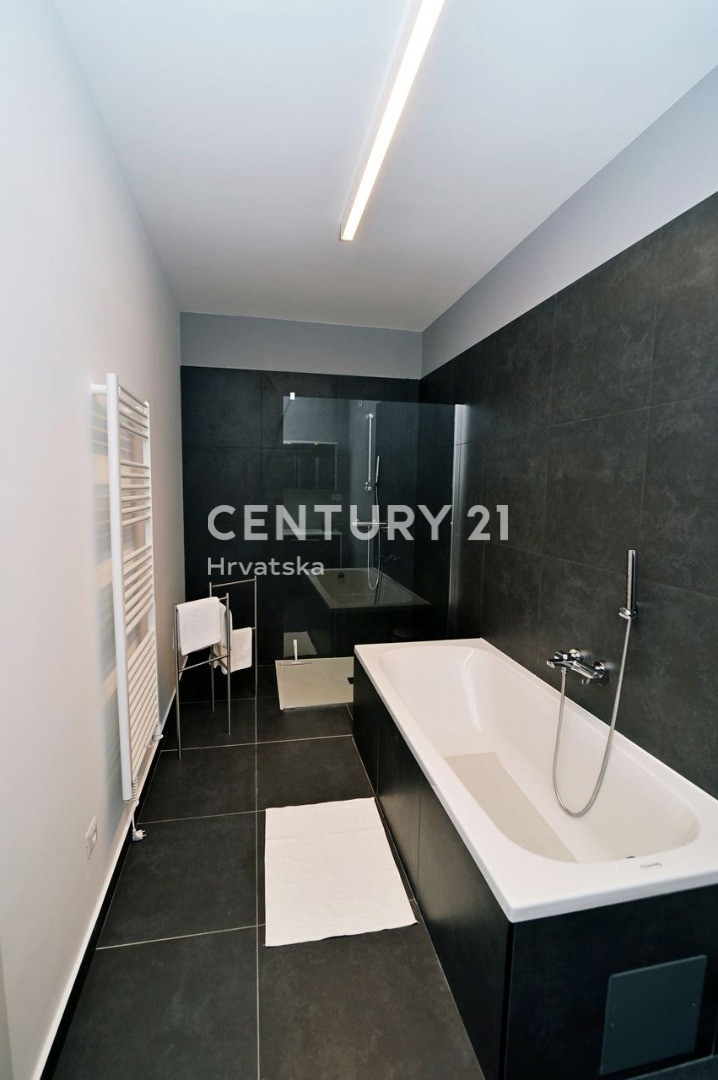 OPATIJA, LOVRAN, STANOVANJE S POGLEDOM NA MORJE, 100 M OD PLAŽE IN 800 M OD STAREGA DELA MESTA