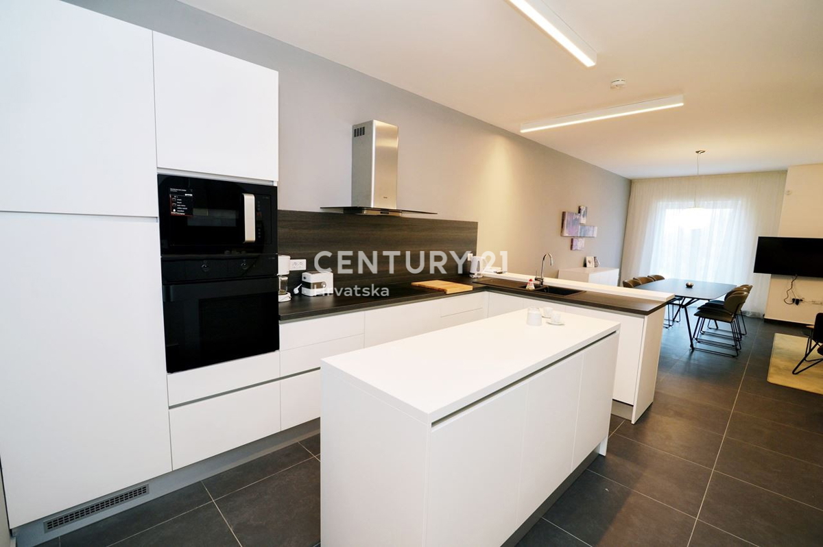 OPATIJA, LOVRAN, STANOVANJE S POGLEDOM NA MORJE, 100 M OD PLAŽE IN 800 M OD STAREGA DELA MESTA