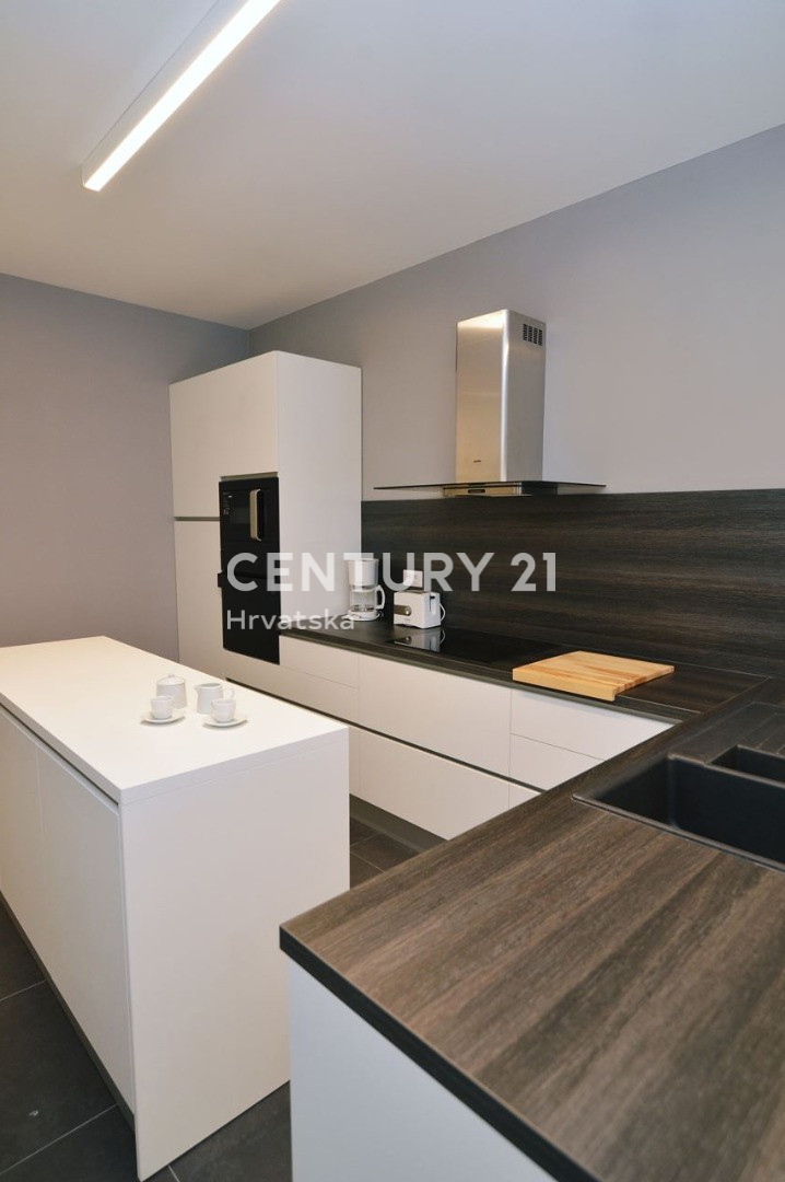 OPATIJA, LOVRAN, STANOVANJE S POGLEDOM NA MORJE, 100 M OD PLAŽE IN 800 M OD STAREGA DELA MESTA