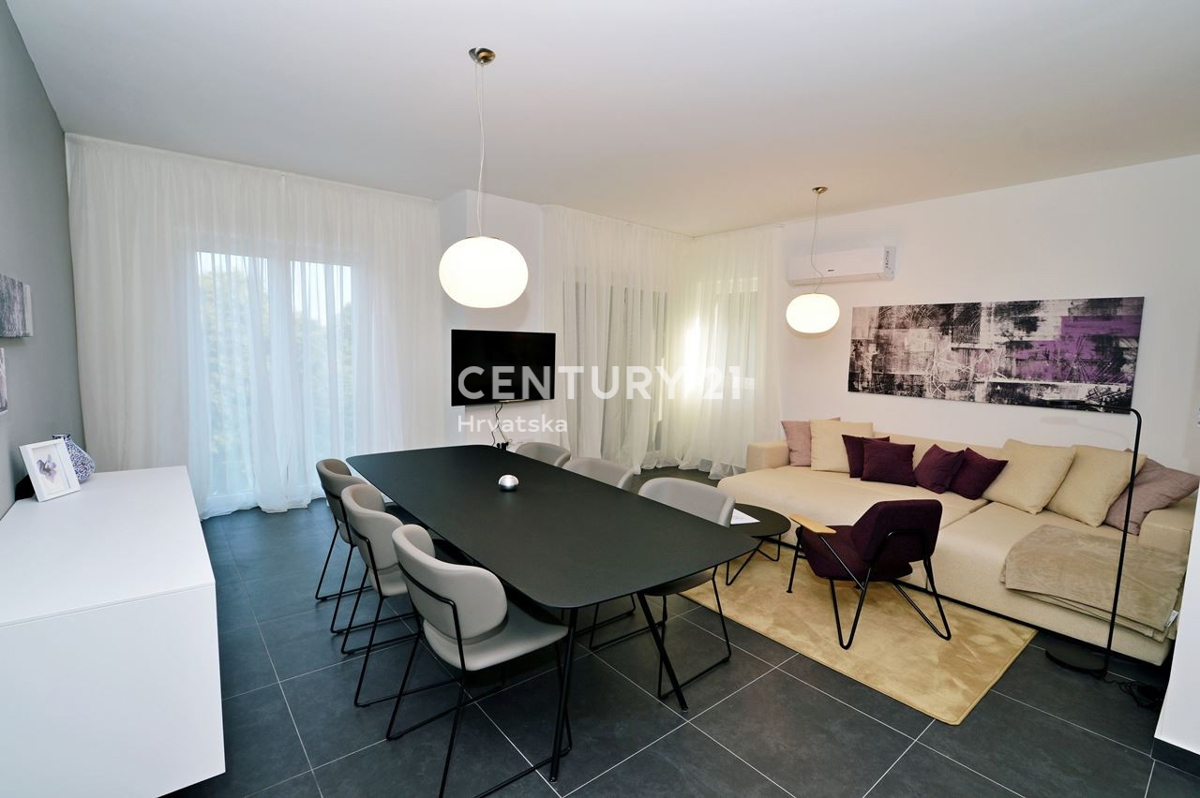 OPATIJA, LOVRAN, STANOVANJE S POGLEDOM NA MORJE, 100 M OD PLAŽE IN 800 M OD STAREGA DELA MESTA