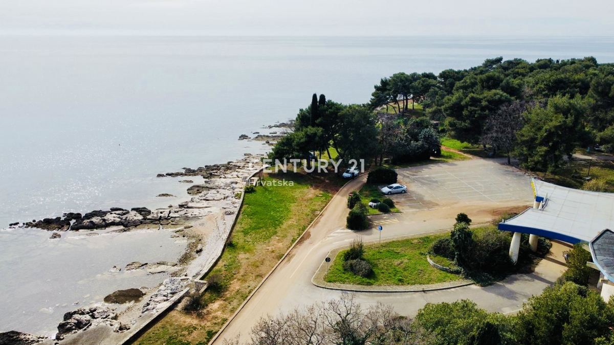 UMAG, POSLOVNI OBJEKT V PRVEM VRSTI OB MORJU