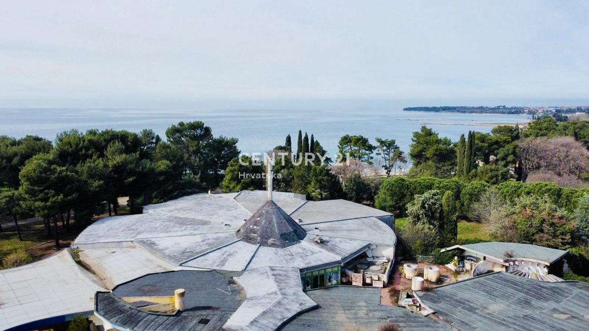 UMAG, POSLOVNI OBJEKT V PRVEM VRSTI OB MORJU