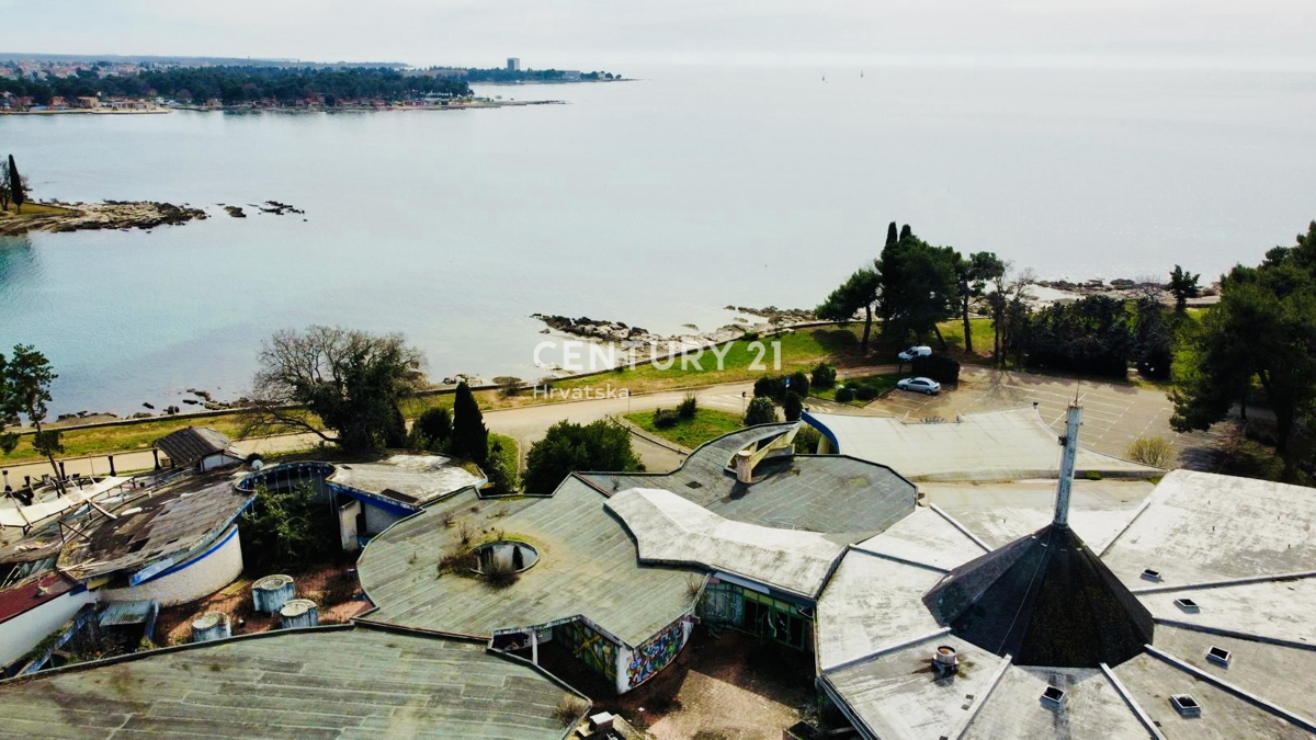 UMAG, POSLOVNI OBJEKT V PRVEM VRSTI OB MORJU