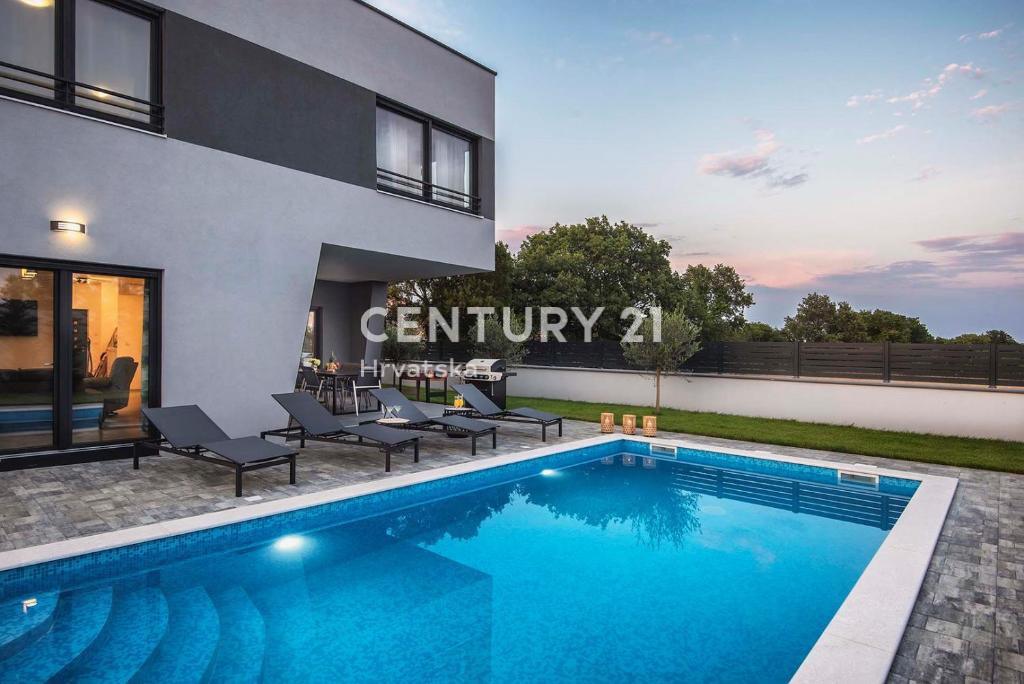 PULA, LUKSUZNA NOVA VILA Z BAZENOM