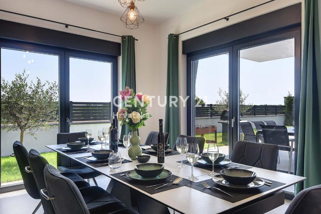 PULA, LUKSUZNA NOVA VILA Z BAZENOM