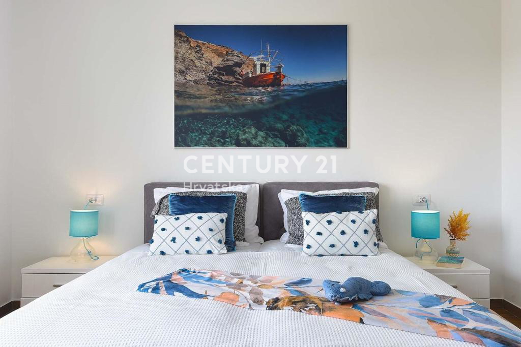 PULA, LUKSUZNA NOVA VILA Z BAZENOM