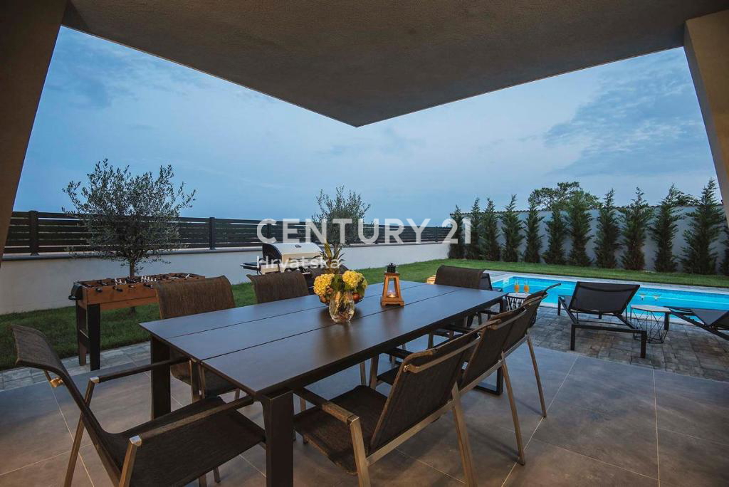 PULA, LUKSUZNA NOVA VILA Z BAZENOM