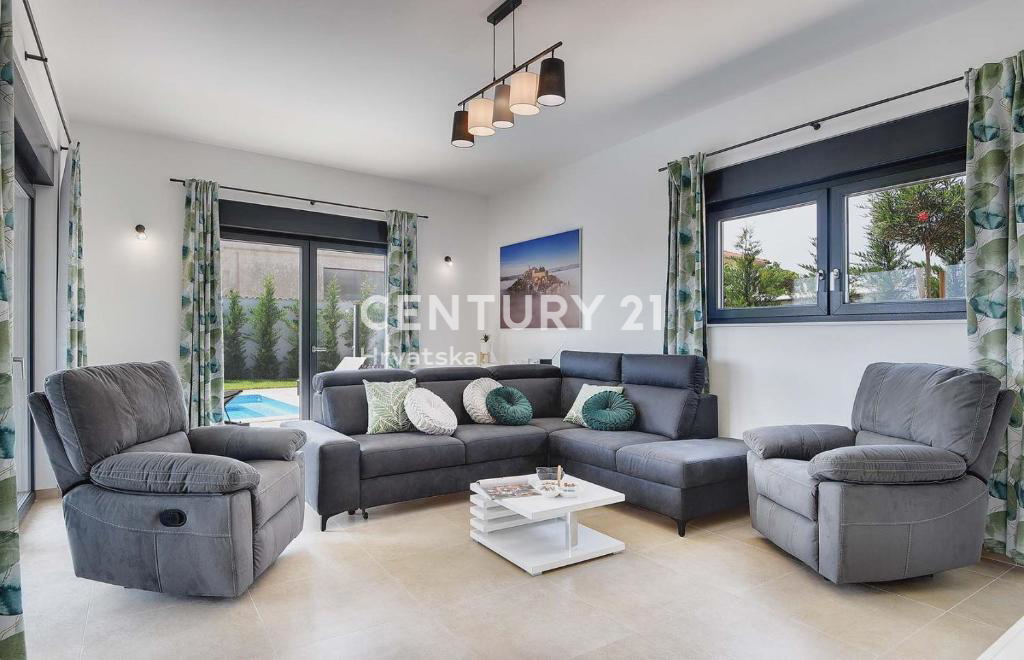 PULA, LUKSUZNA NOVA VILA Z BAZENOM