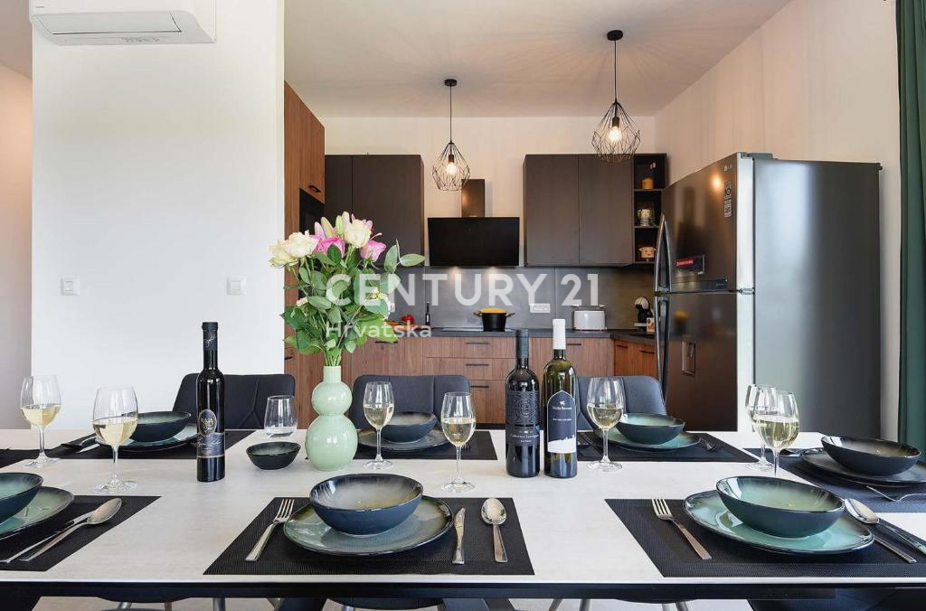 PULA, LUKSUZNA NOVA VILA Z BAZENOM