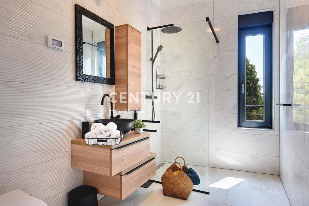 PULA, LUKSUZNA NOVA VILA Z BAZENOM