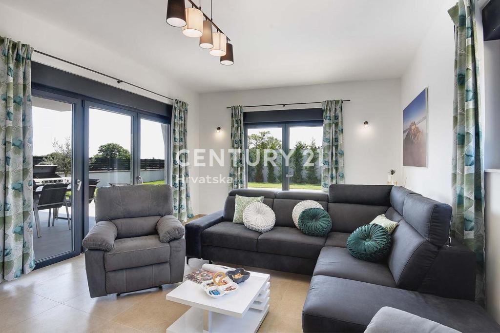 PULA, LUKSUZNA NOVA VILA Z BAZENOM