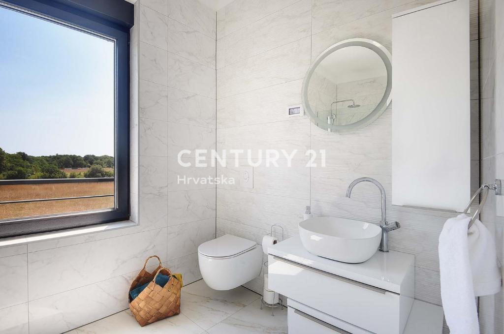 PULA, LUKSUZNA NOVA VILA Z BAZENOM