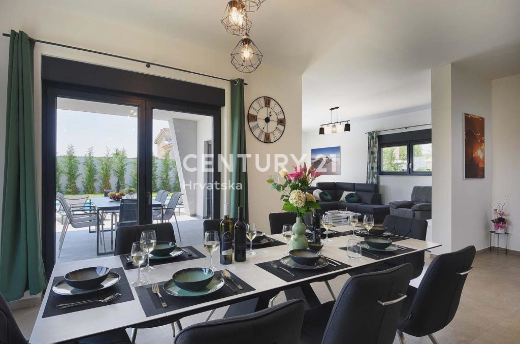 PULA, LUKSUZNA NOVA VILA Z BAZENOM