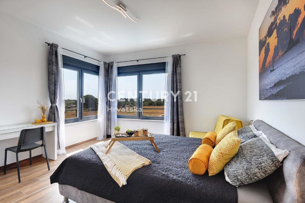 PULA, LUKSUZNA NOVA VILA Z BAZENOM