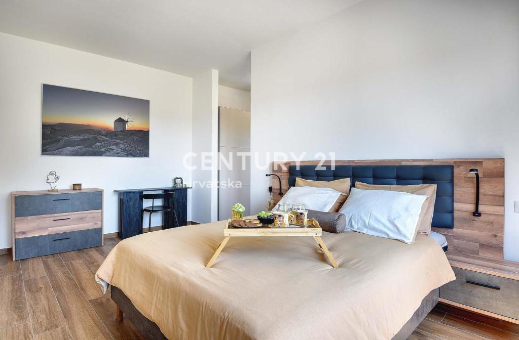 PULA, LUKSUZNA NOVA VILA Z BAZENOM