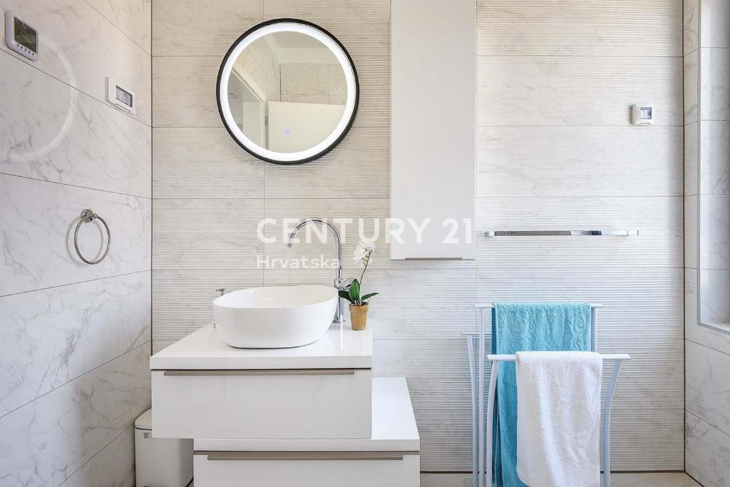 PULA, LUKSUZNA NOVA VILA Z BAZENOM